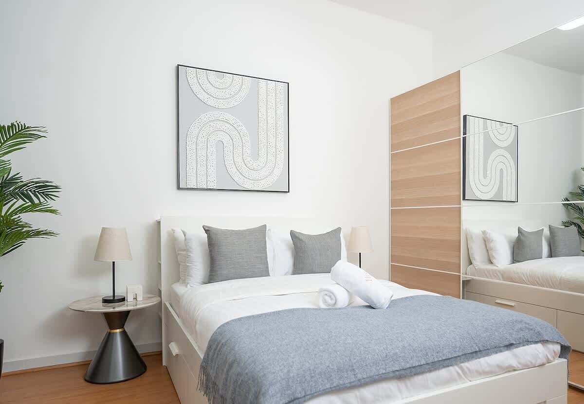 Escritorio, tabla de planchar con plancha, wifi gratis y ropa de cama 