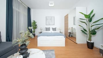 Escritorio, tabla de planchar con plancha, wifi gratis y ropa de cama
