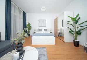 Escritorio, tabla de planchar con plancha, wifi gratis y ropa de cama 
