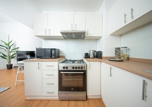 Jääkaappi, mikroaaltouuni, uuni, kahvin-/teenkeitin