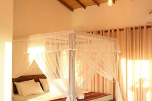 A room with a bed under a white canopy, a wooden headboard, and beige curtains. - Dady`s Place `63` German standard with Singalese charm - beach in 2 min (Hikkaduwa)