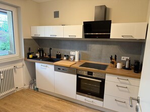 Jääkaappi, uuni, liesi, astianpesukone