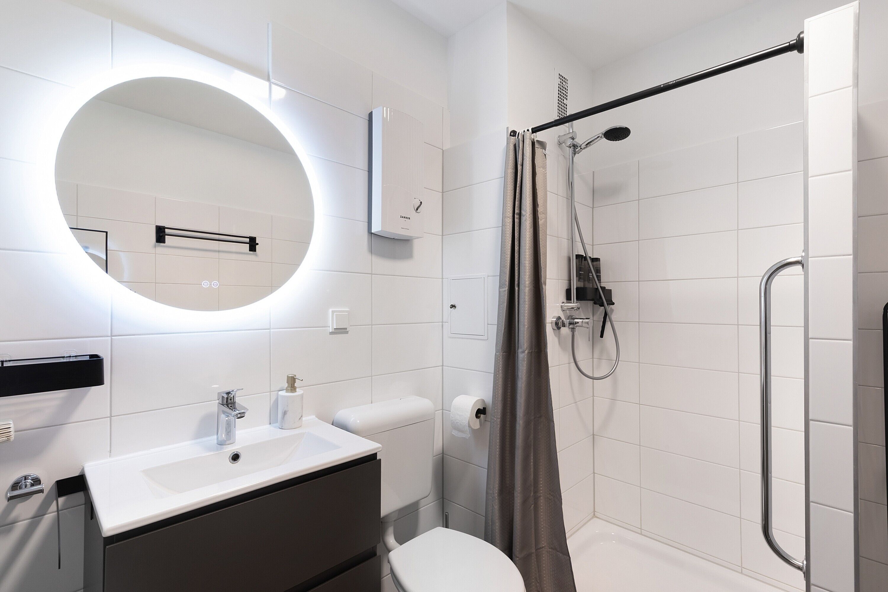 Dusche, kostenlose Toilettenartikel, Haartrockner, Handtücher