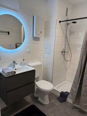 Bathroom - Apartment "Exklusive Winzenheim" with Balcony, Wi-Fi and Air Conditioning (Bad Kreuznach)