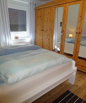 2 bedrooms, iron/ironing board, free WiFi, bed sheets - Anchorage Modern retreat (Drochtersen)