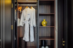 خزنة داخل الغرفة وتجهيزات عازلة للصوت ومكواة/لوح كي وواي فاي مجانًا