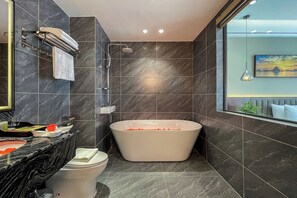 Habitación de lujo doble, vistas a la ciudad | Baño | Albornoces y zapatillas
