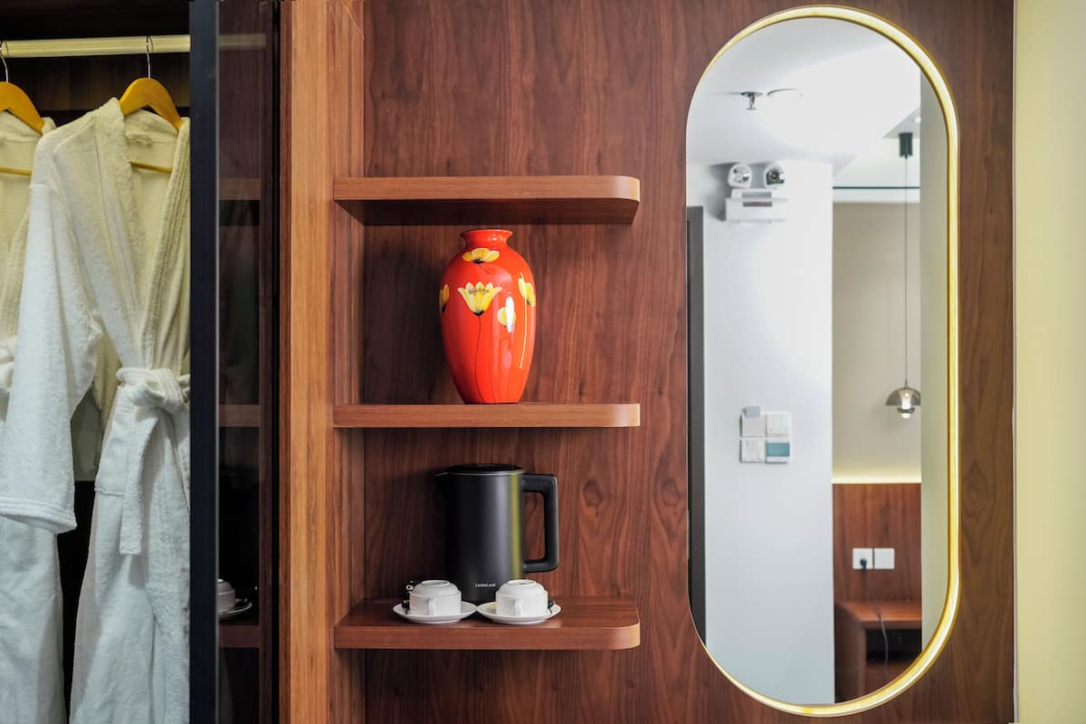 خزنة داخل الغرفة وتجهيزات عازلة للصوت ومكواة/لوح كي وواي فاي مجانًا