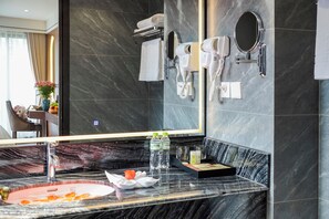 Quarto casal ou duplo executivo, vista para a cidade | Banheiro | Chinelos