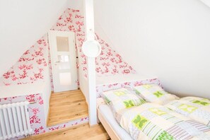 5 bedrooms, free WiFi, bed sheets