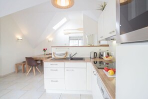 Fridge, microwave, oven, stovetop - By the Sea 2 Modern Retreat (Zingst)