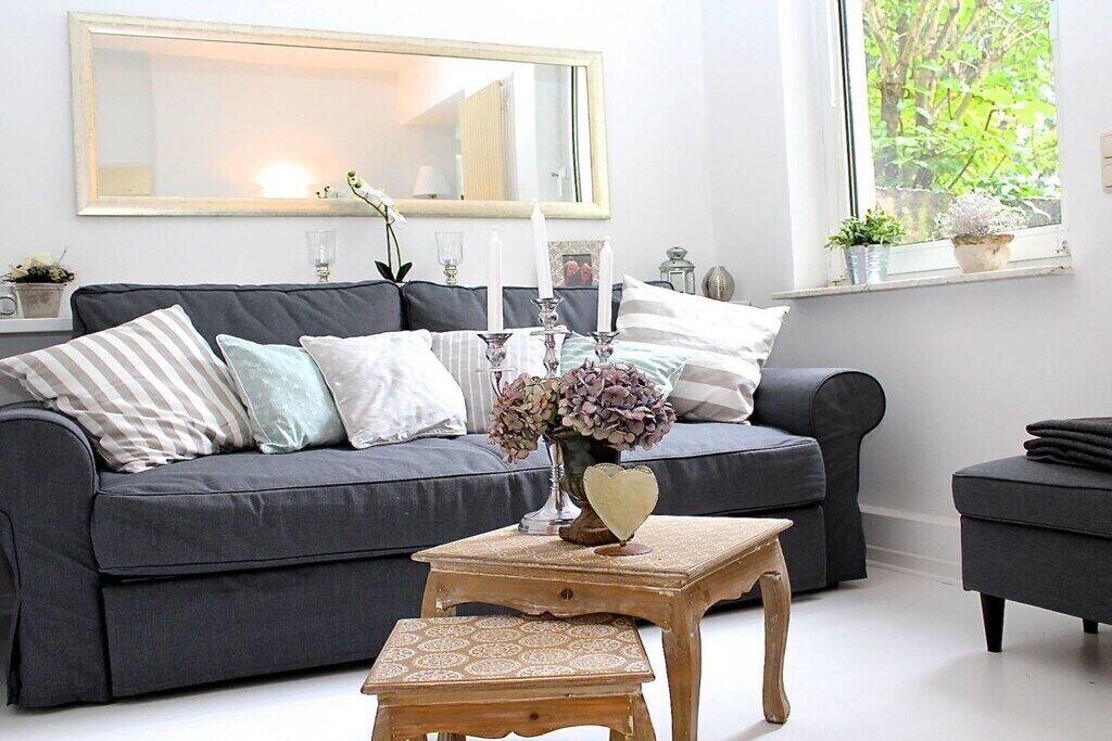 Smart TV, books, stereo