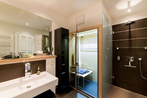 Shower, hair dryer - Holiday apartment with 2 bedrooms (Binz)