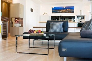 Smart TV, chimenea, reproductor de DVD y libros 