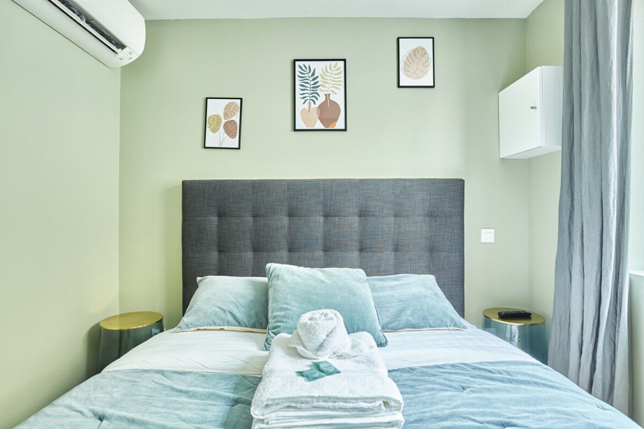 Escritorio, tabla de planchar con plancha y ropa de cama 