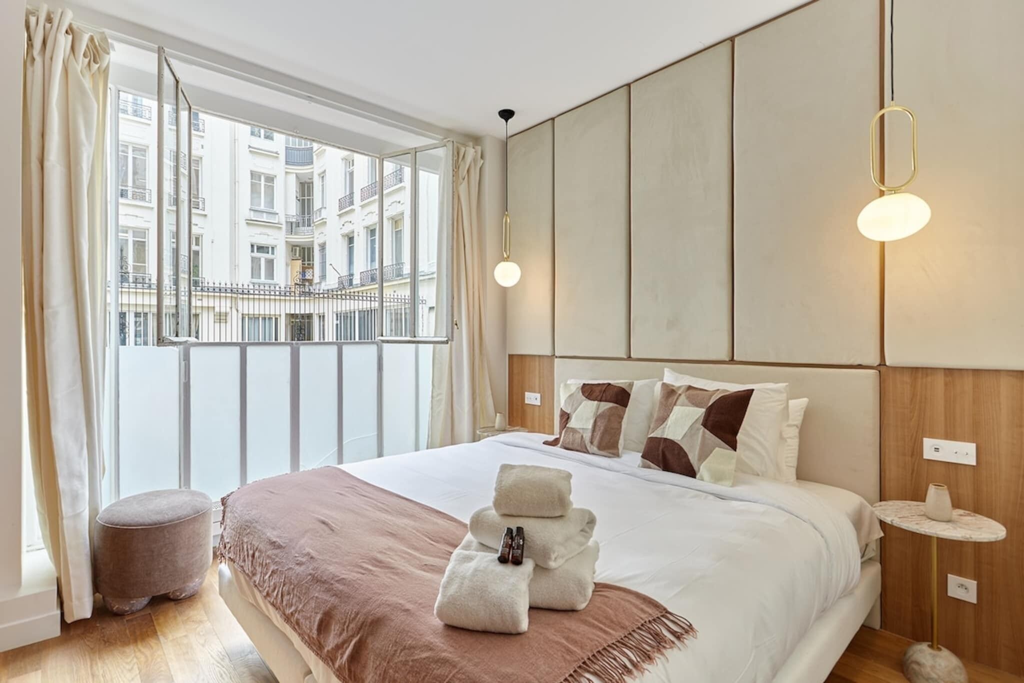 Bureau, fer et planche à repasser, draps fournis