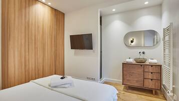 3 dormitorios, escritorio, tabla de planchar con plancha y ropa de cama