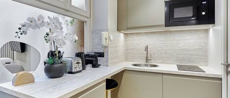 Een koelkast, een microgolfoven, een kookplaat