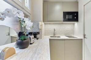 Fridge, microwave, stovetop, coffee/tea maker