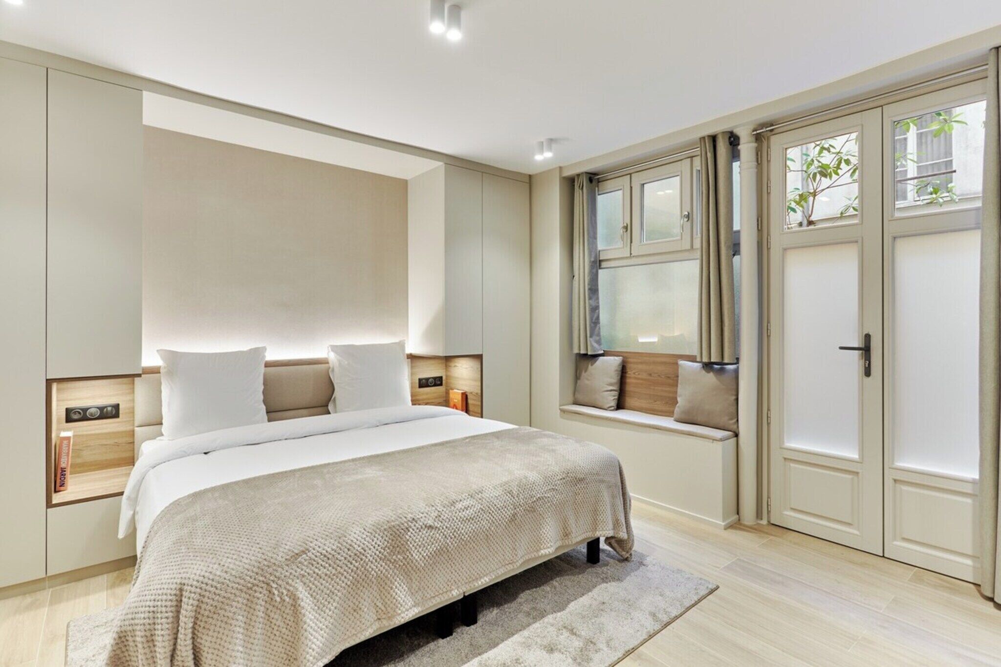 Bureau, fer et planche à repasser, Wi-Fi gratuit, draps fournis