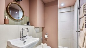 A bathroom with a sink, toilet, and shower area. - Charming air-conditioned studio in the center of Paris (Paris)