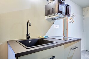 Microwave, stovetop, coffee/tea maker - Charming air-conditioned studio in the center of Paris (Paris)
