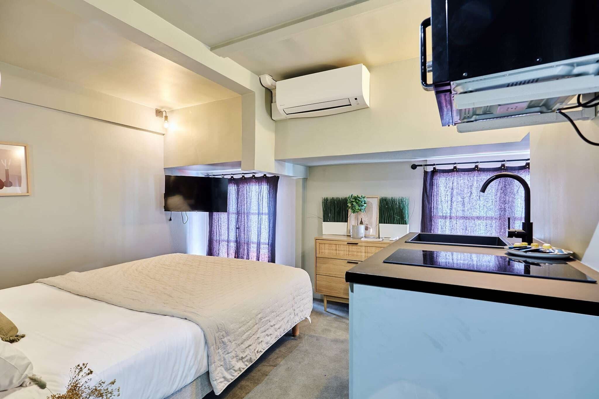 Escritorio, wifi gratis y ropa de cama 