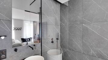 Dusche, Haartrockner, Handtücher