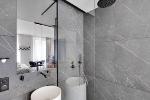 Douche, sèche-cheveux, serviettes fournies