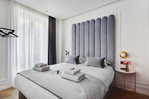 Tabla de planchar con plancha y ropa de cama