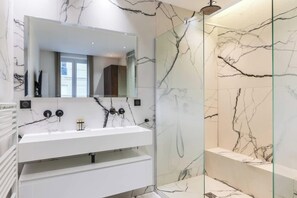 Een douche, een haardroger, handdoeken