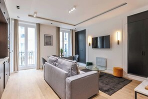Smart TV - Superb AC Apartment Center of Paris (Paris)