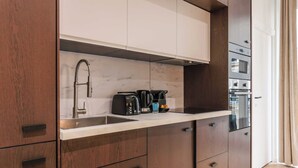 Una cocina moderna con estufa integrada, cafetera y pileta.