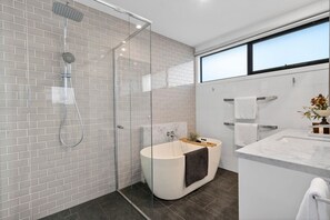Hair dryer, towels - The Ebb Luxury Retreat | Just steps to the beach! (Ocean Grove)