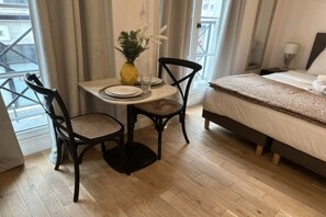 Desk, iron/ironing board, travel cot, bed sheets - Lovely Studio with AC - Center of Paris (Paris)