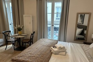 Desk, iron/ironing board, travel cot, bed sheets - Lovely Studio with AC - Center of Paris (Paris)