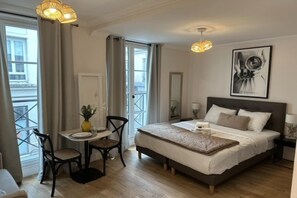 Desk, iron/ironing board, travel cot, bed sheets - Lovely Studio with AC - Center of Paris (Paris)