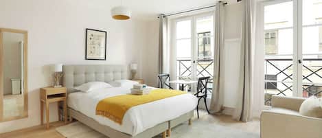 Skrivebord, strykejern/-brett, reiseseng for barn og sengetøy