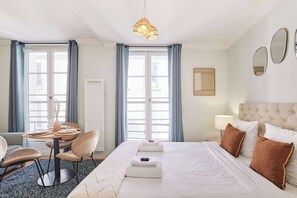 Desk, iron/ironing board, travel cot, bed sheets - Superb Studio Center of Paris Montorgueil (Paris)