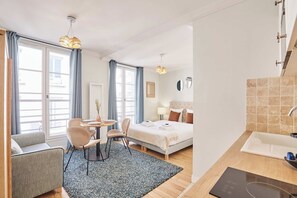 Desk, iron/ironing board, travel cot, bed sheets - Superb Studio Center of Paris Montorgueil (Paris)