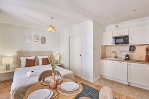 Desk, iron/ironing board, travel cot, bed sheets - Superb Studio Center of Paris Montorgueil (Paris)