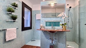 Shower, hair dryer, bidet, towels - Le Masque Terrace (Venecia)
