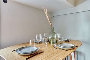 Dining - Charming Studio Center of Paris with AC (Paris)