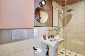 Shower, hair dryer, towels - Charming  Studio Center of Paris (Paris)