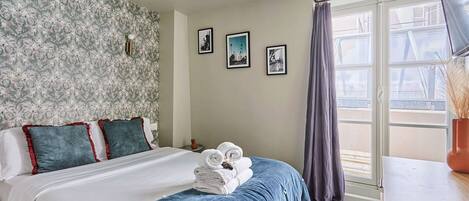 Bureau, fer et planche à repasser, accès Internet, draps fournis