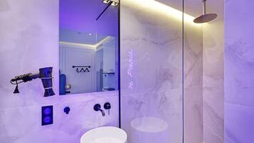 Dusche, Haartrockner, Handtücher