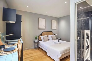 Desk, iron/ironing board, bed sheets - Superb AC Studio Center of Paris (Paris)