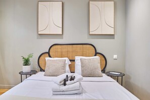 Desk, iron/ironing board, bed sheets - Superb AC Studio Center of Paris (Paris)