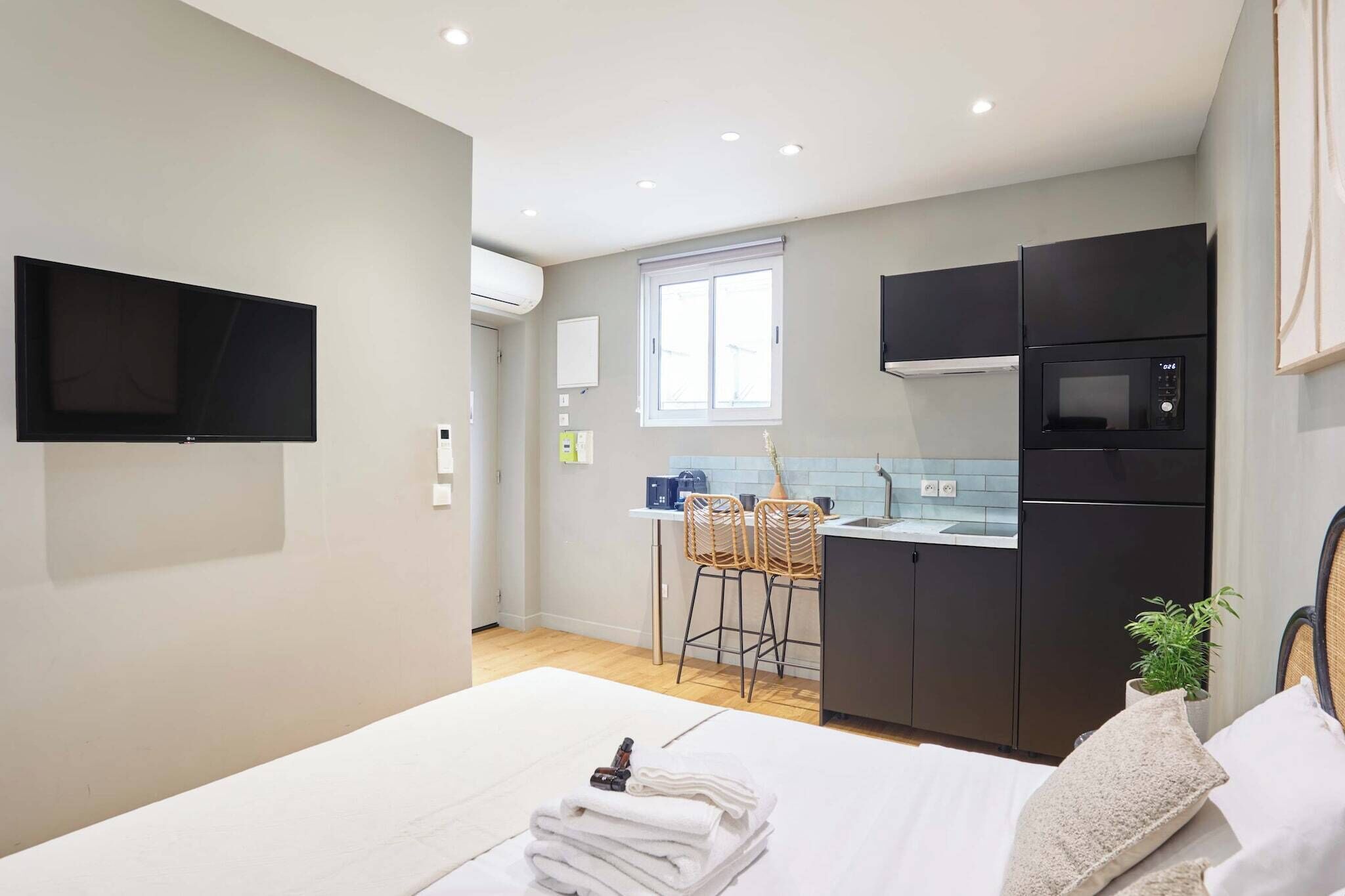 Escritorio, tabla de planchar con plancha, ropa de cama