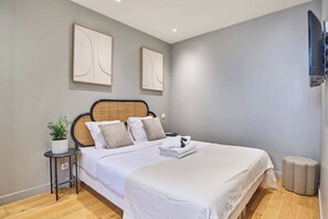 Desk, iron/ironing board, bed sheets - Superb AC Studio Center of Paris (Paris)